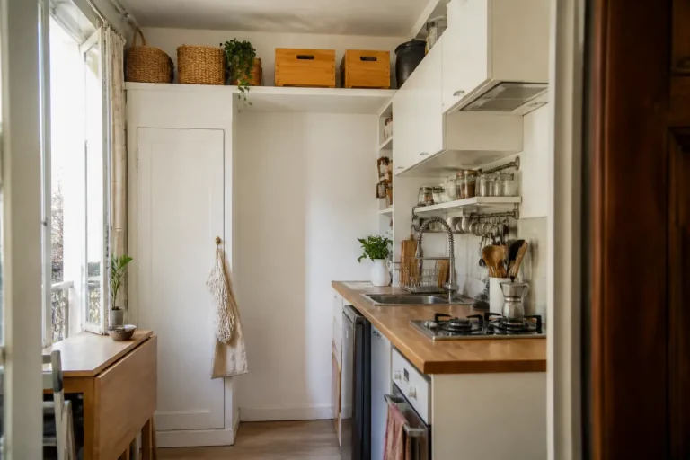 Petite cuisine optimisée avec rangement astucieux et plantes pour l'aménagement d'une cuisine de 6m2