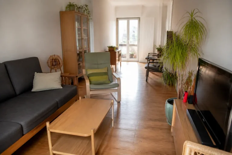 Salon étroit avec canapé, fauteuils, table basse pour aménager un salon en longueur efficacement