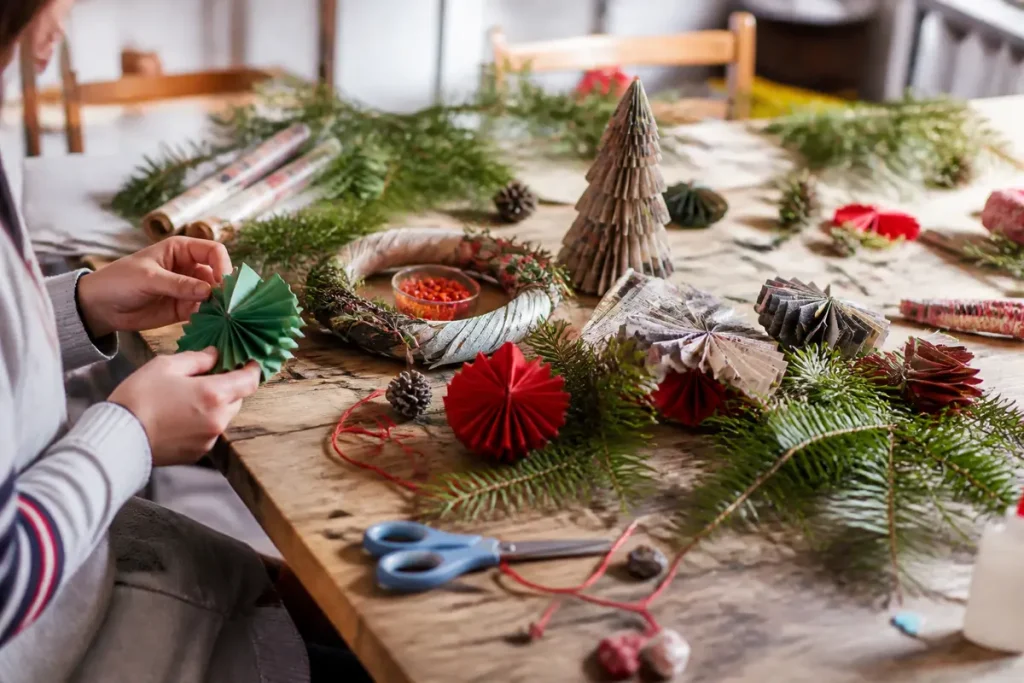 Table décorée pour Noël avec des objets faits main, idéale pour décoration de Noël à fabriquer