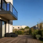 Balcon et terrasse spacieux illustrant la différence entre balcon et terrasse en extérieur