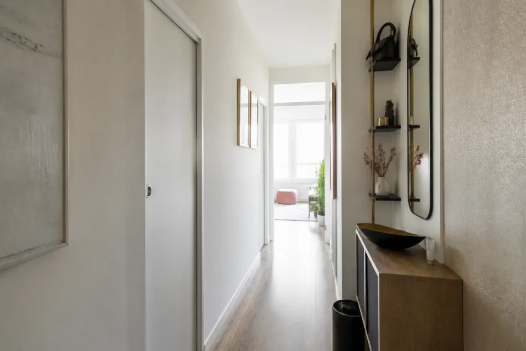 Couloir long et étroit avec étagères et décoration minimaliste moderne pour idées déco.