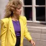 Femme en veste jaune et tenue violette illustrant la mode féminine des années 80