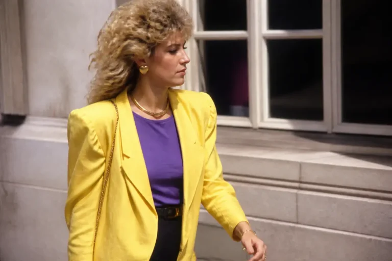 Femme en veste jaune et tenue violette illustrant la mode féminine des années 80