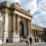 Entrée majestueuse du musée de la mode avec visiteurs et mannequins exposés