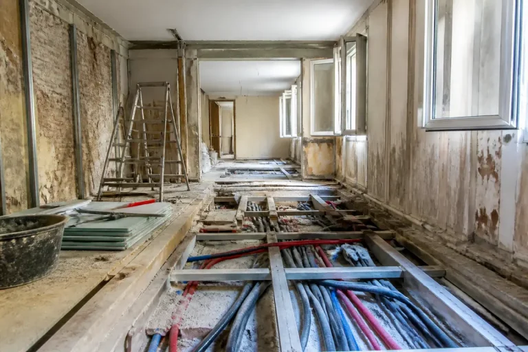 Travaux en cours pour rénover un appartement ancien avec sols ouverts et échelles
