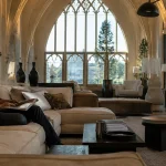 Homme lisant dans un élégant salon cathédrale, décor moderne et arches imposantes